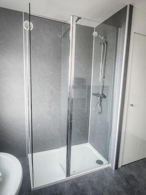 Central 2-Bedroom Bunglow With Double Sofa Bed คาร์นูสตี ภายนอก รูปภาพ