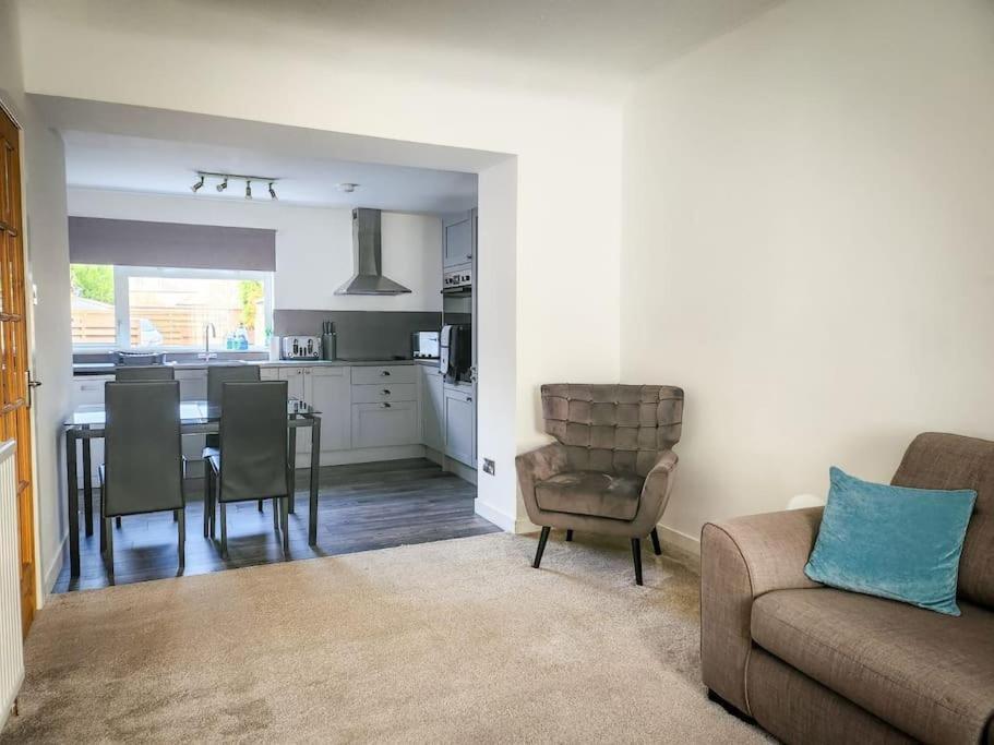 Central 2-Bedroom Bunglow With Double Sofa Bed คาร์นูสตี ภายนอก รูปภาพ