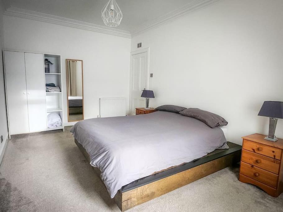 Central 2-Bedroom Bunglow With Double Sofa Bed คาร์นูสตี ภายนอก รูปภาพ