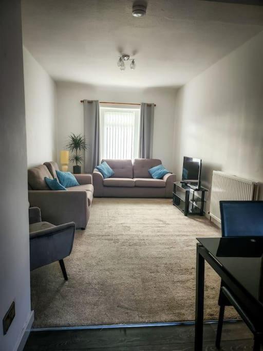 Central 2-Bedroom Bunglow With Double Sofa Bed คาร์นูสตี ภายนอก รูปภาพ