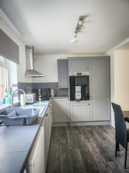Central 2-Bedroom Bunglow With Double Sofa Bed คาร์นูสตี ภายนอก รูปภาพ